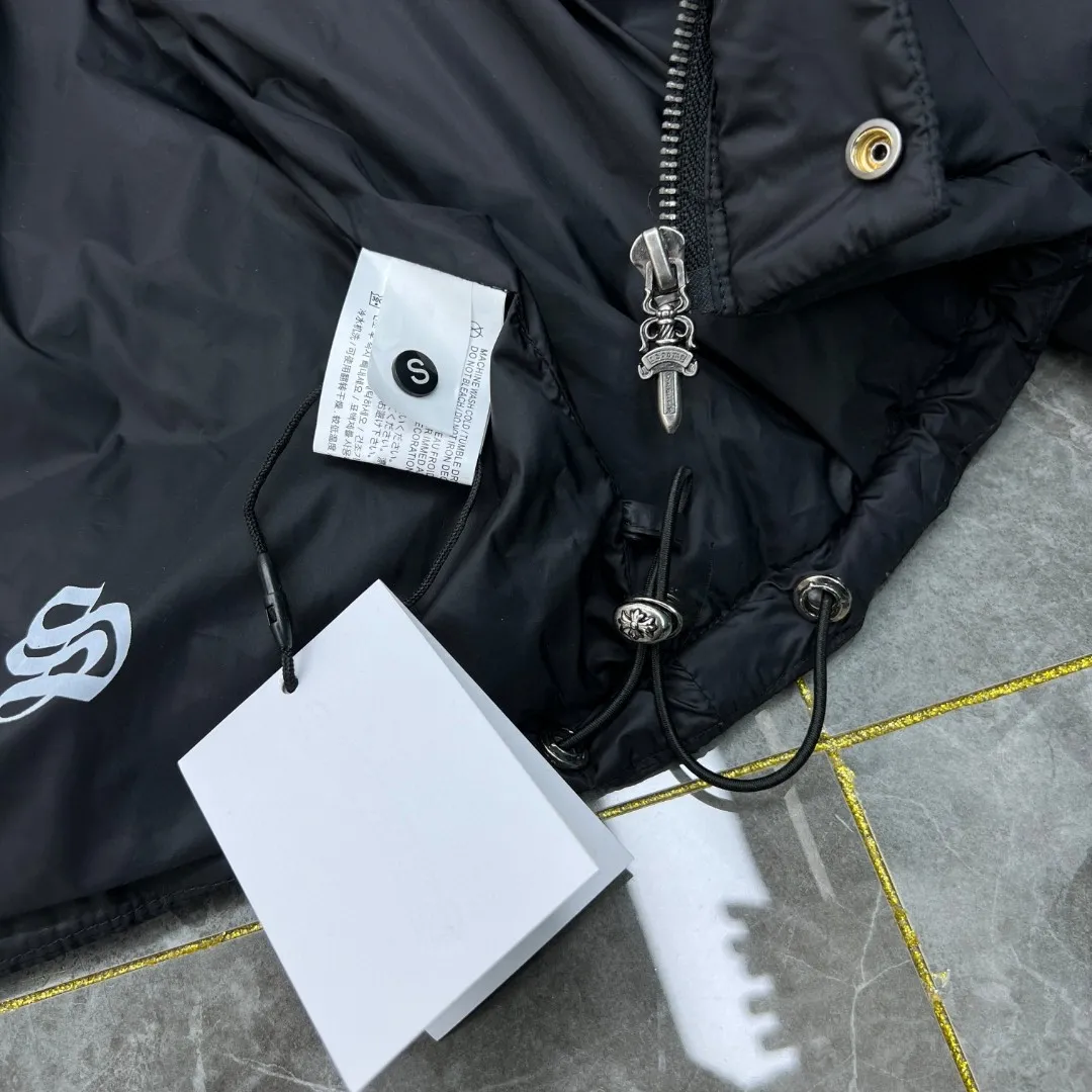 P716 Chrome Hearts ❄️Winter Down Jacket Series❄️ Chrome Hearts Sanskrit Embroidery Series Hooded Down Jacket is on sale at the counter at the same time❤The hood is removable❤️Reversible. The best Guangzhou Inspection National Standard 90 down jacket on the market! ! The world’s highest fluffiness of 900D! ! High standard and sufficient down filling! ! Windproof and waterproof special custom-made fabric on the outside High-grade matte liner lining on the inside to prevent linting Original hardware molding Tajima machine leather embroidery process Can be worn casually or formally